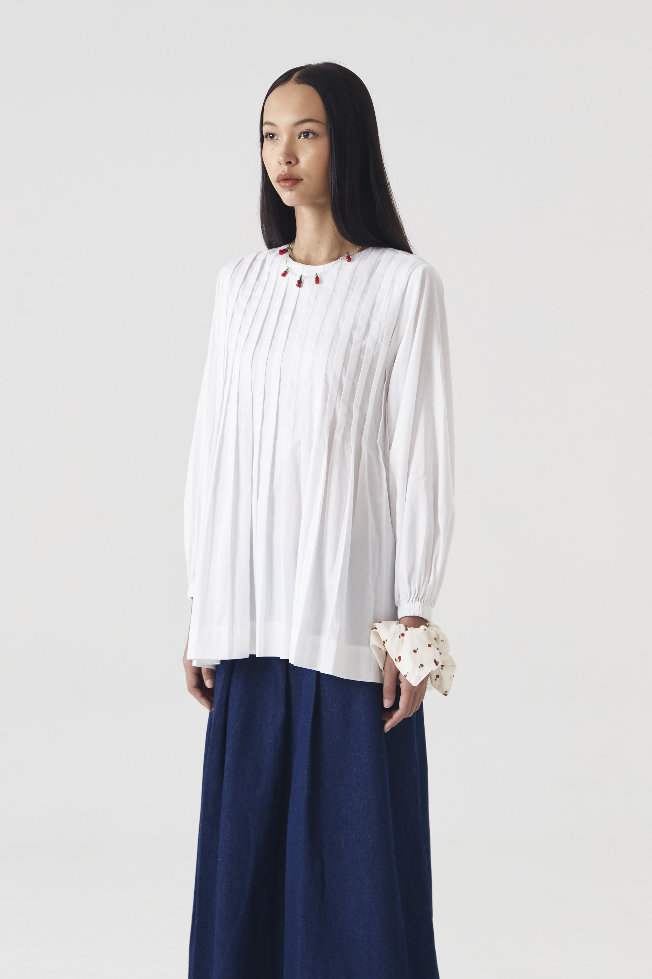 CHÉRI SURGE White Pleates Doll Blouse