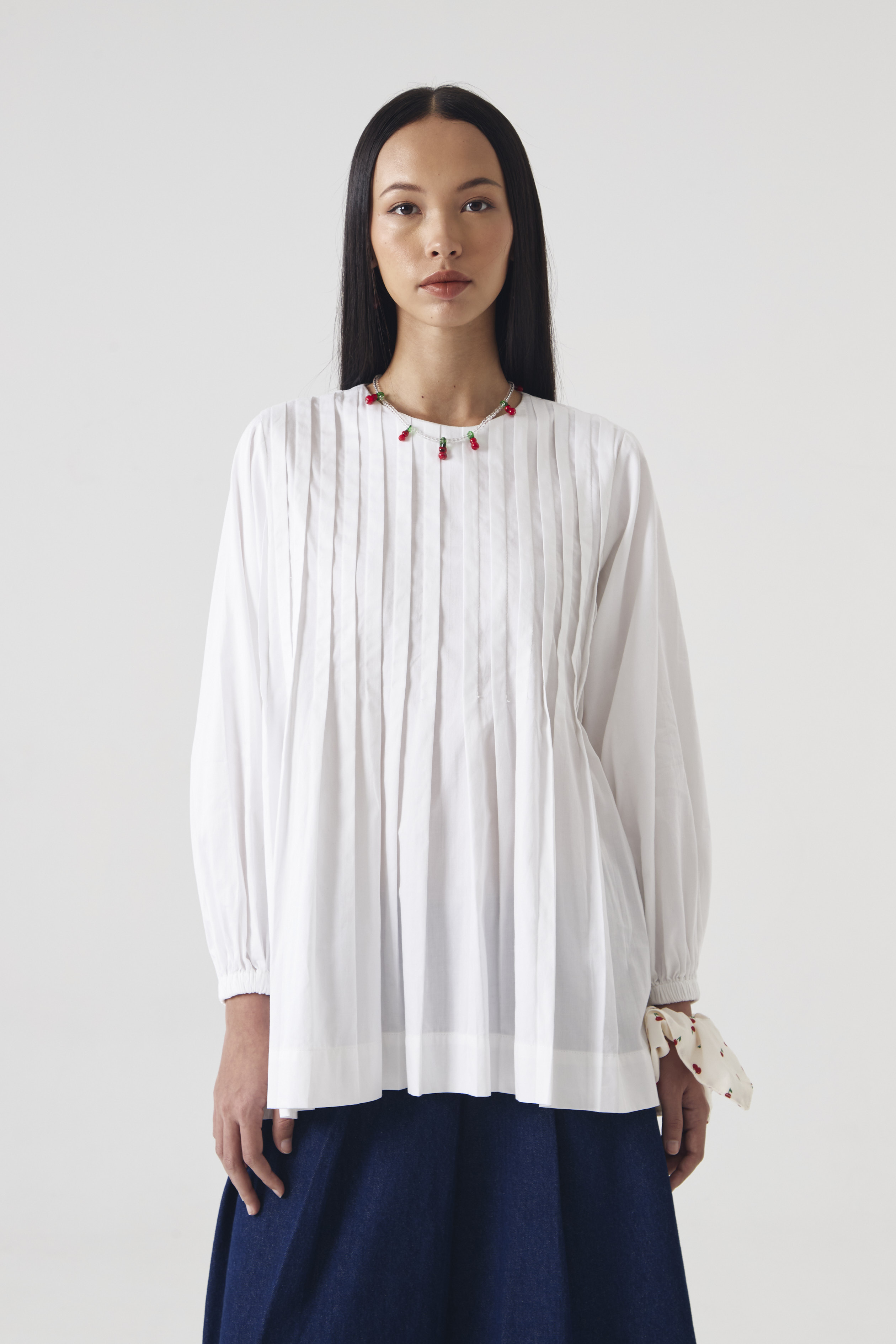 CHÉRI SURGE White Pleates Doll Blouse